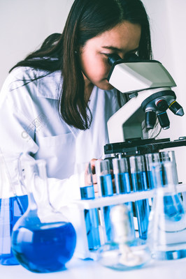 實驗室中的微光 女科學家如何以試管中的智慧驅動生物科技革新